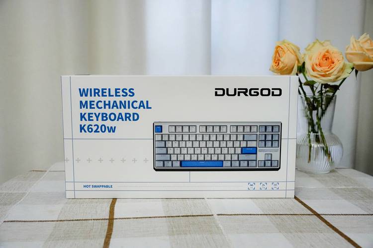 Reccazr M99 纯黑侧刻键盘桌面摆放