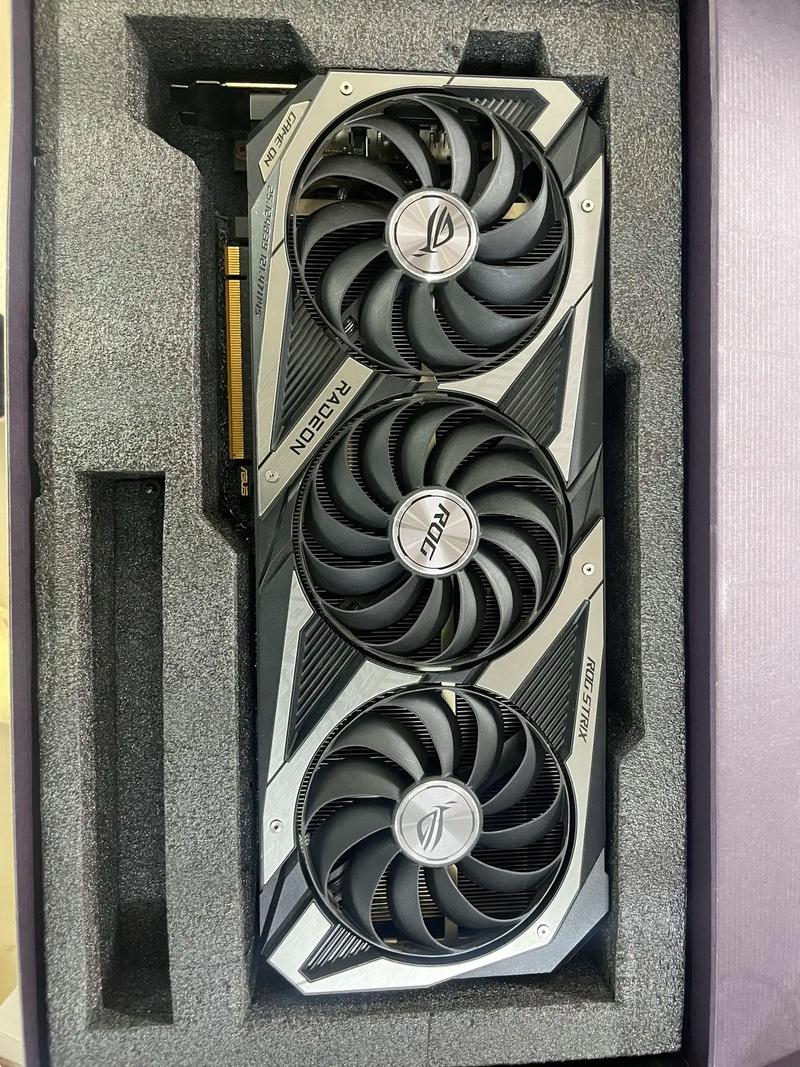 华硕ROG Strix RX 6700 XT显卡正面外观