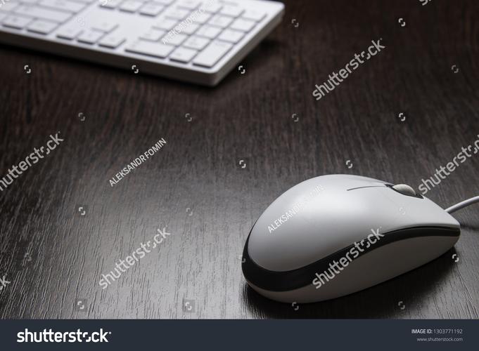 白色鼠标桌面推荐展示