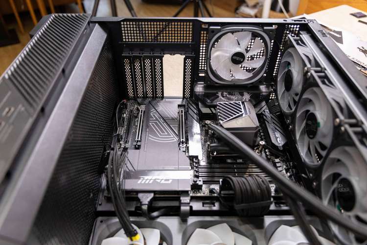 PC case radiator and fan cooling setup