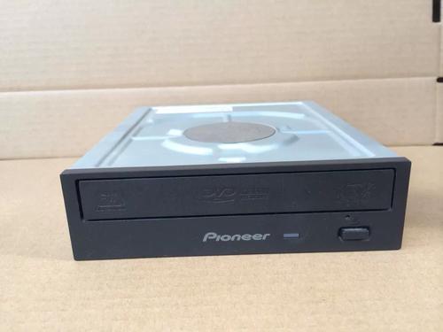 光盘刻录过程特写，显示激光头工作