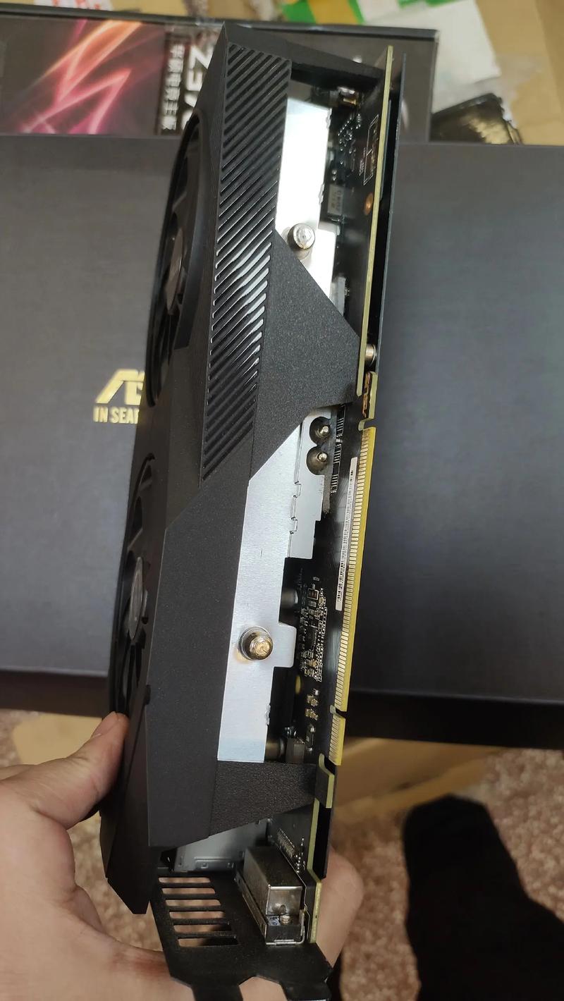 电脑运行游戏时的性能监控界面