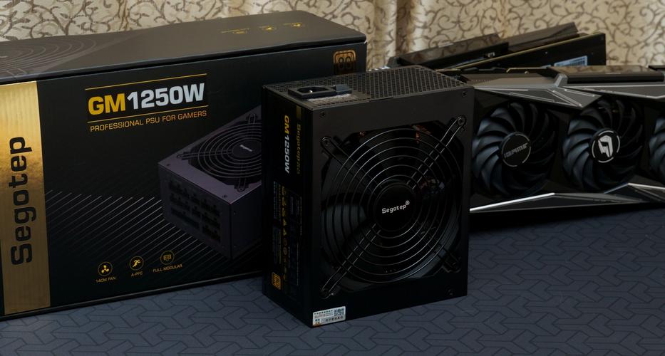 玩家在电脑前沉浸式游戏，代表游戏用户群体