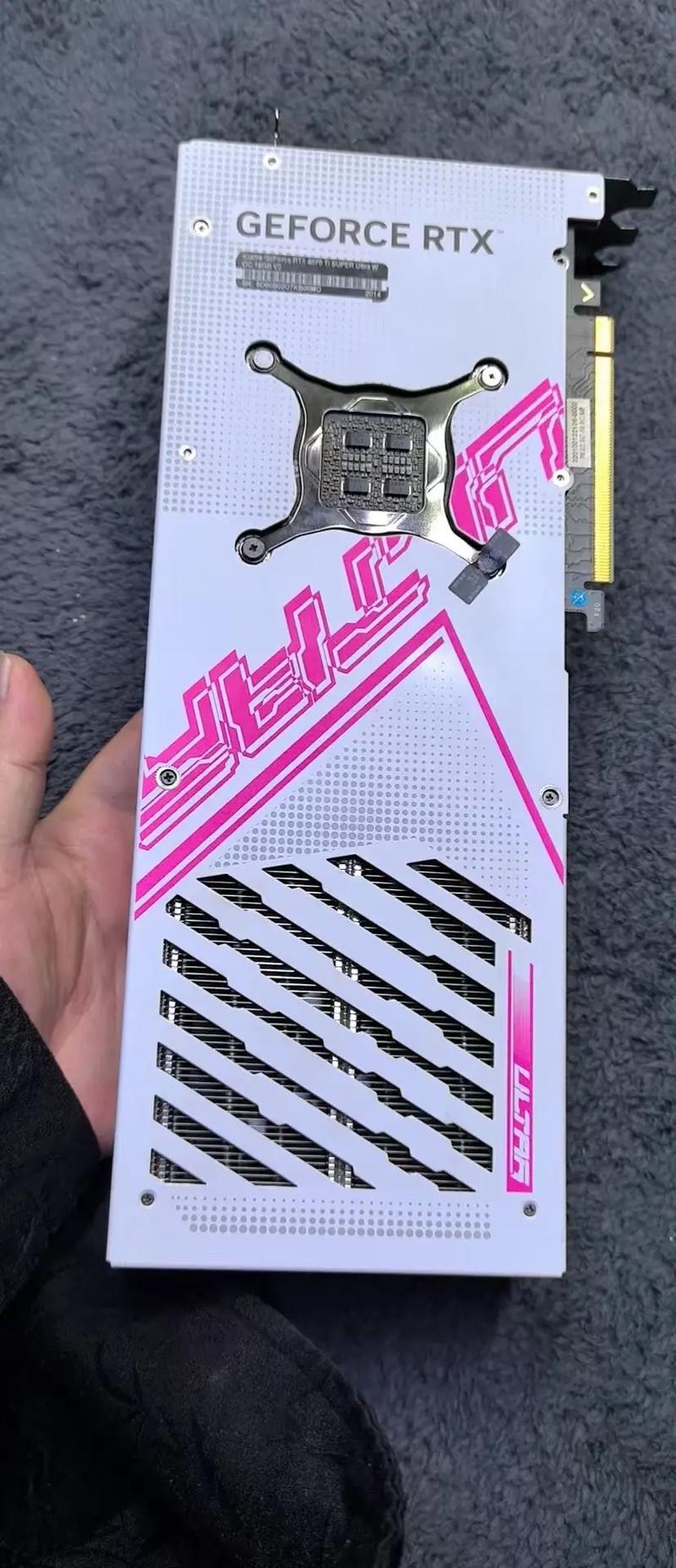 现代高端显卡内部电路与散热器特写