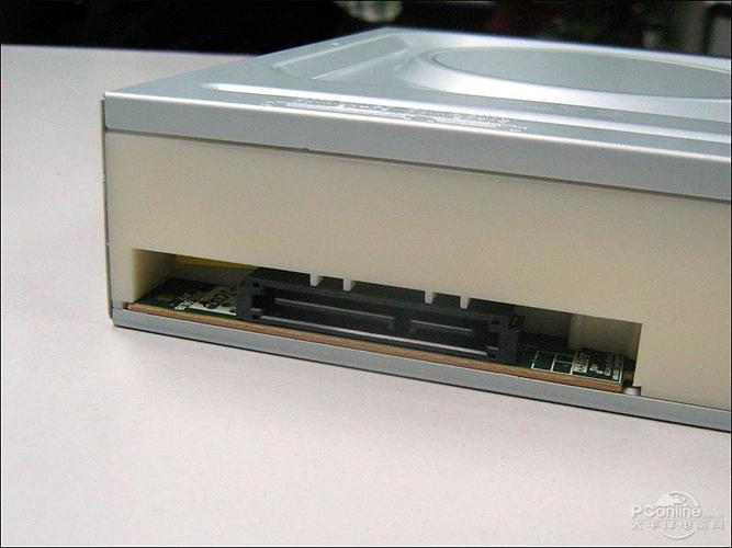 购物车中的电子产品，象征购买决策