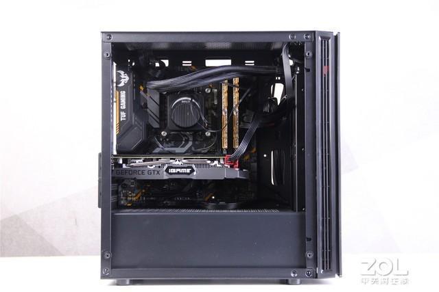 桌面上的PC机箱整体外观