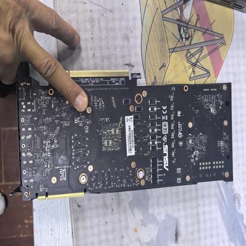 显卡规格对比示意图