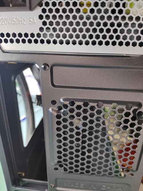 预算中塔机箱在桌面环境