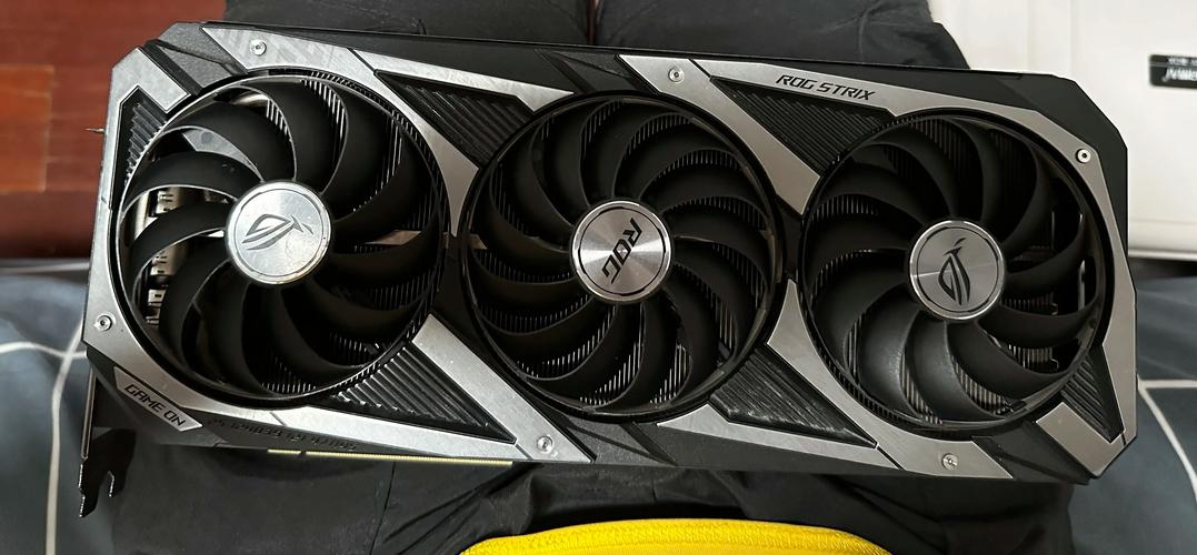 游戏性能测试场景，屏幕上显示帧率数据