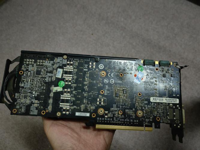 显卡规格对比示意图