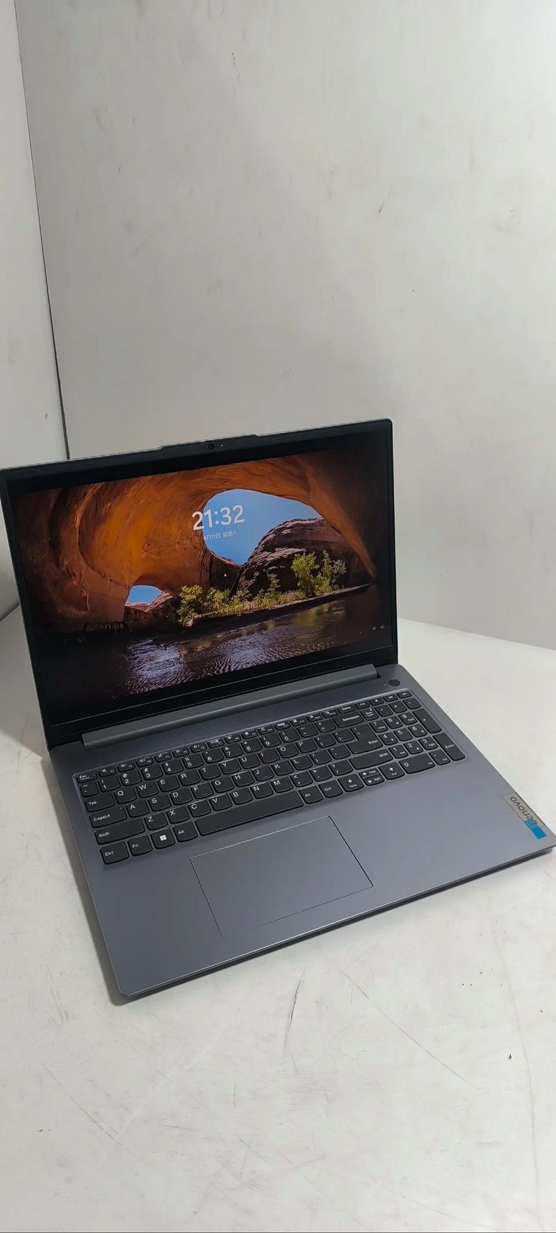 购物场景，展示产品选择和购买决策