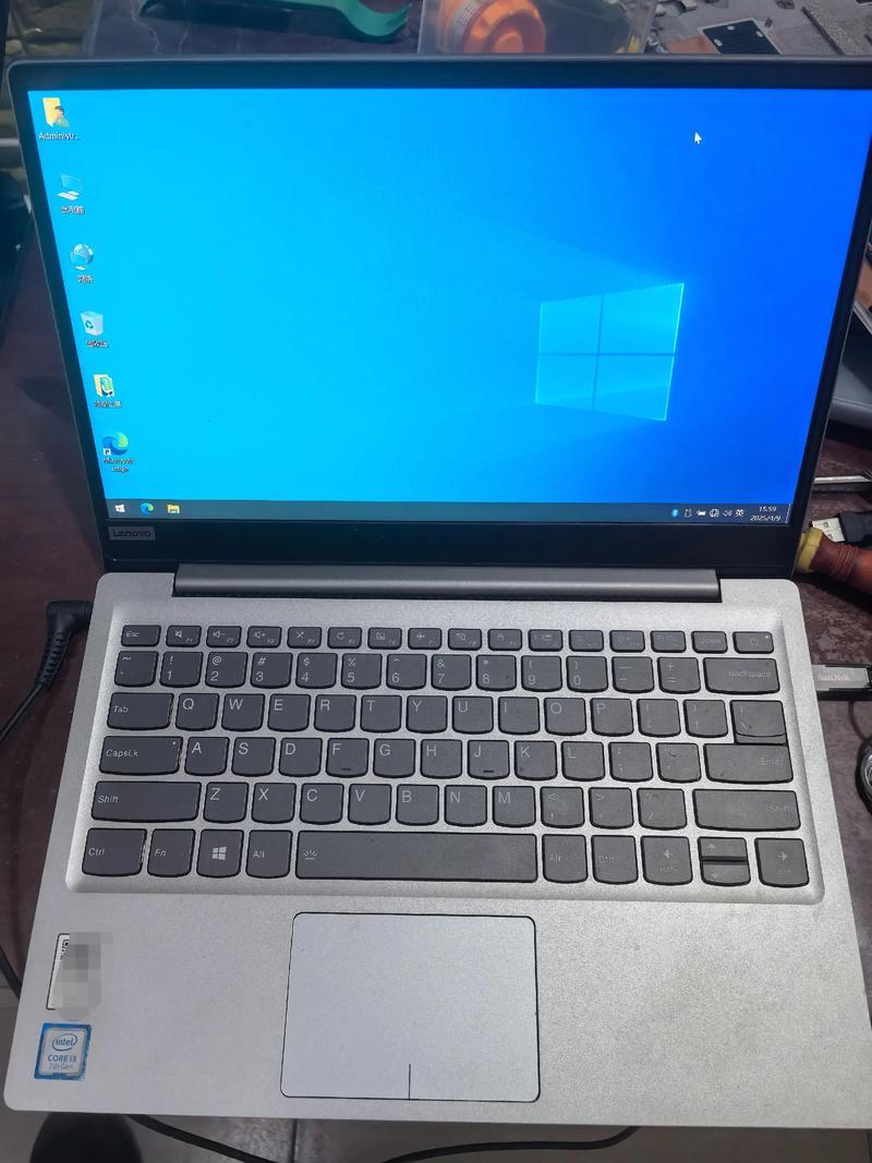 鼠标在办公桌上使用，展示日常性能场景