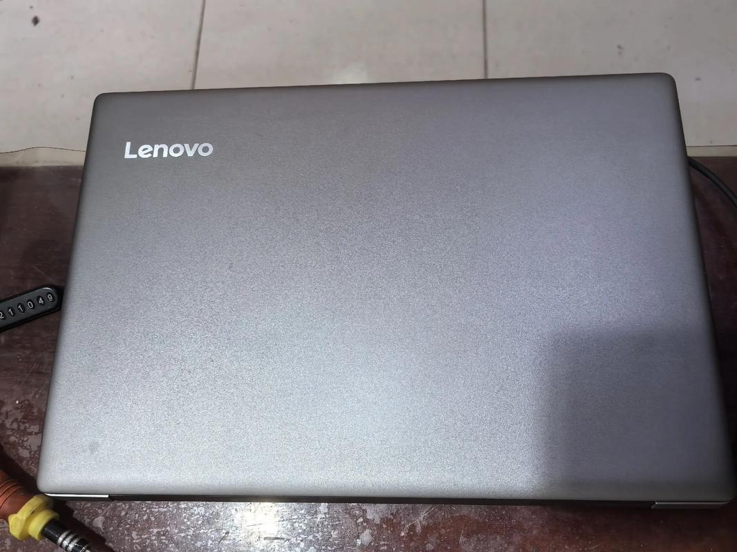 电脑屏幕显示工作界面，突出鼠标应用