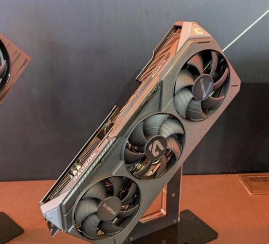 显卡规格对比示意图