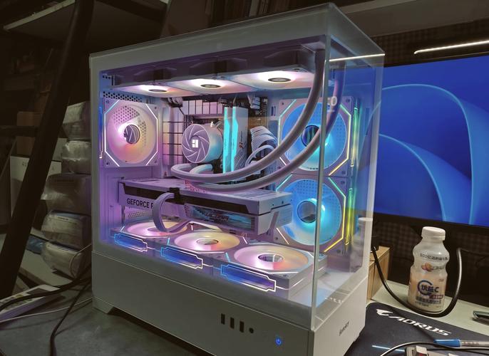 技术人员组装电脑