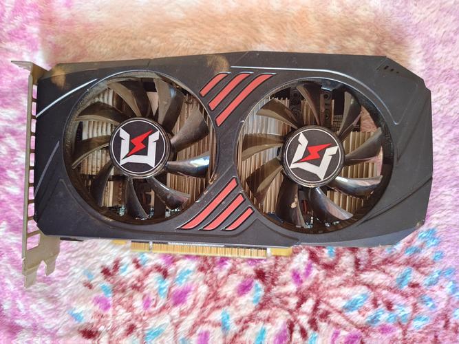 显卡硬件特写，展示电路板和散热器