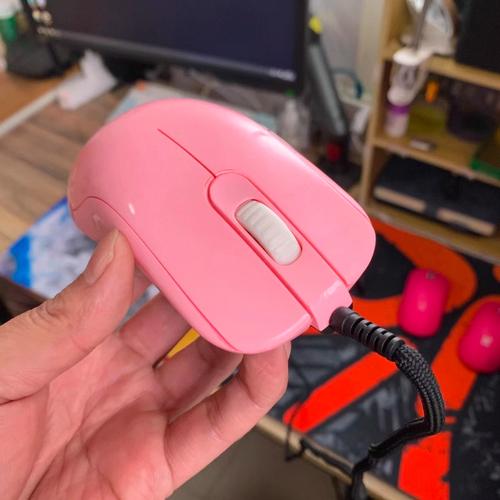 购物场景中的游戏鼠标包装，展示购买决策