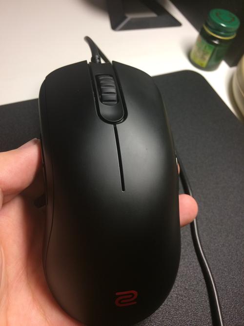 USB线缆和电源接口特写，展示供电细节