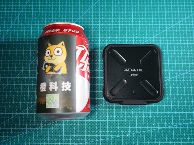 固态硬盘内部组件和规格图示