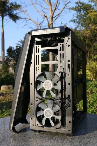 黑色电脑机箱购买决策场景