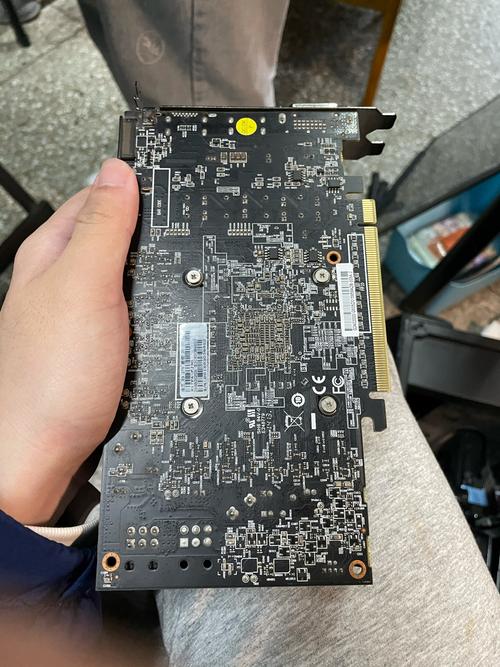 显卡规格对比示意图