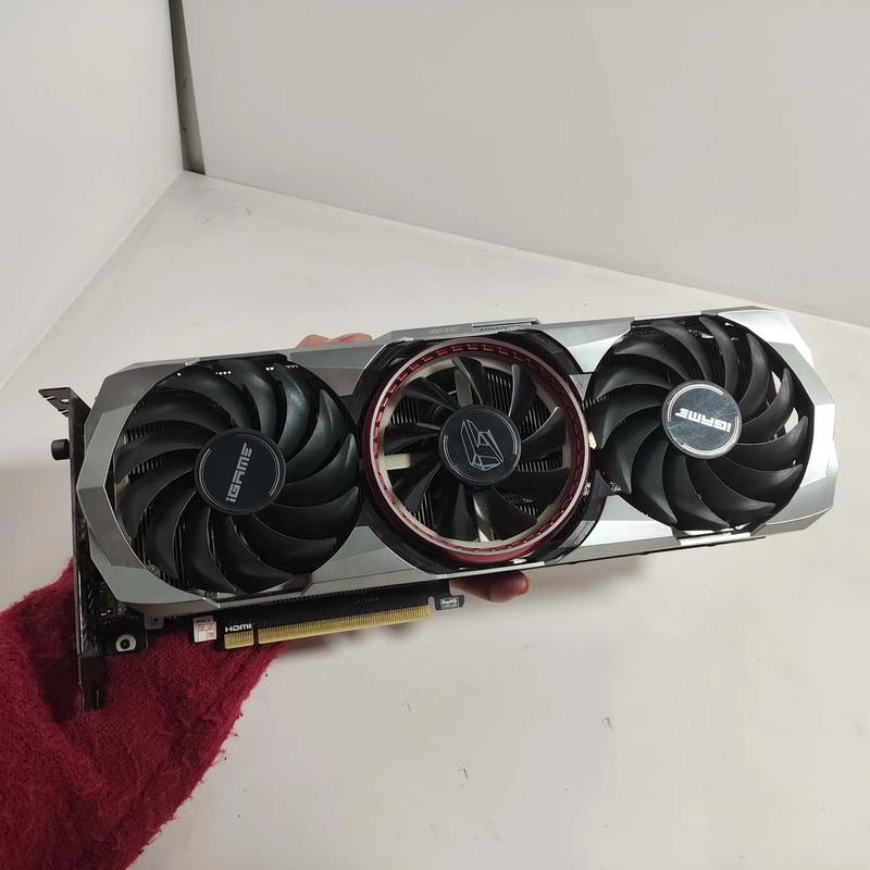 显卡内部电路板与芯片特写