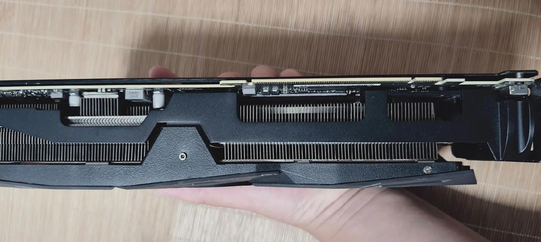 显卡规格对比示意图