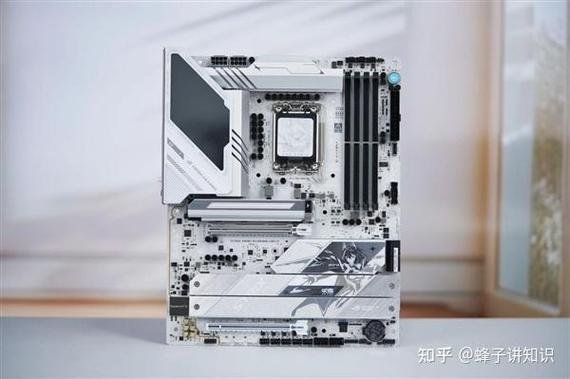 不同用户群体使用电脑的示意图