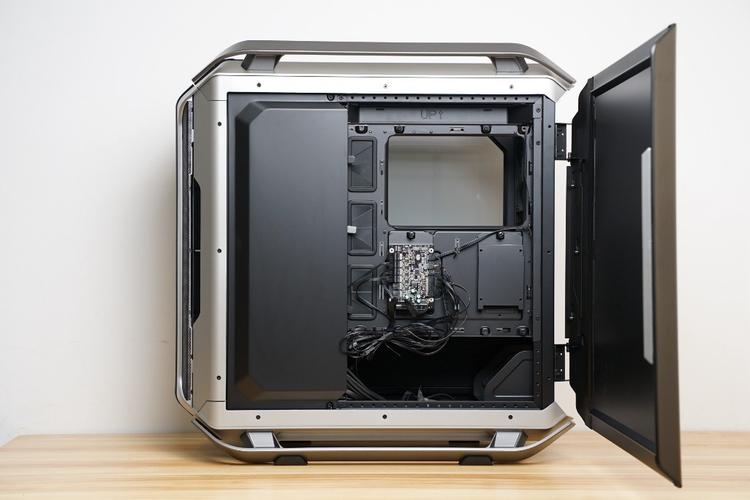高端 PC 装机内部视图