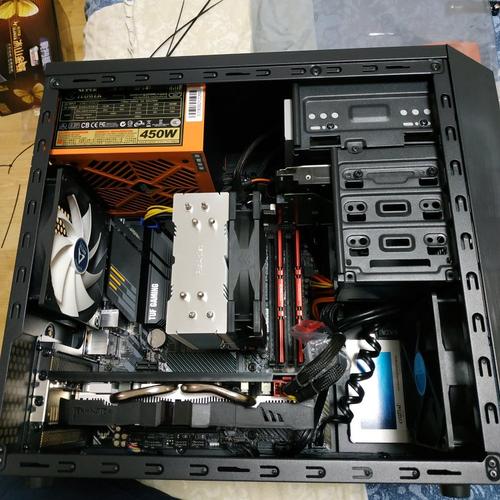 PC机箱内部散热系统特写