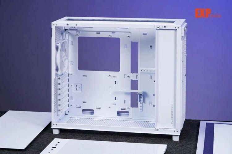 完整 PC 机箱装机外观