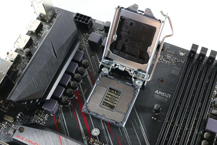 CPU 插槽与内存槽特写