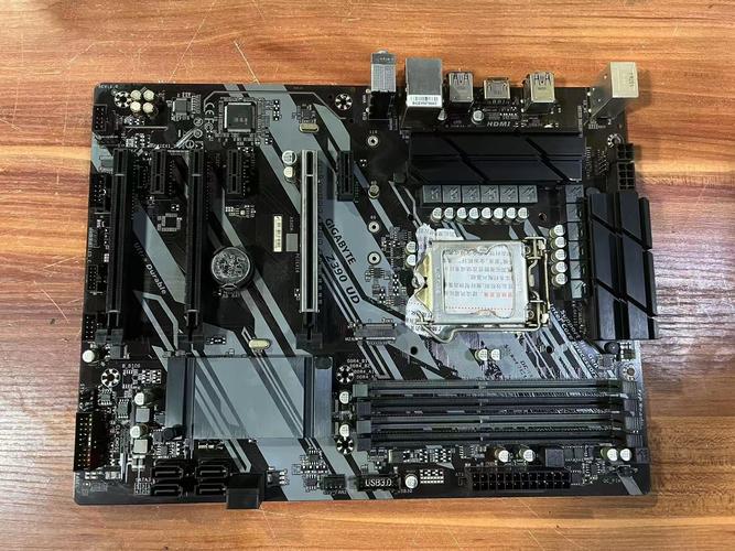 主板 CPU 插槽与内存槽规格细节