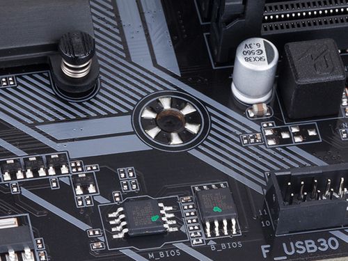 主板散热片与元件近摄