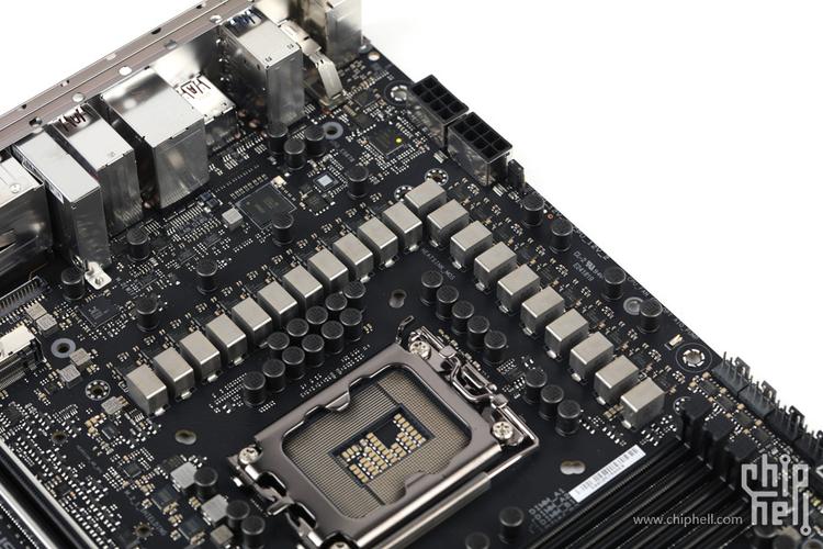 主板内存与PCIe插槽特写