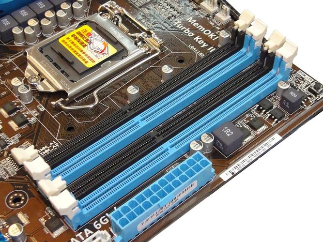 主板内存和存储接口布局