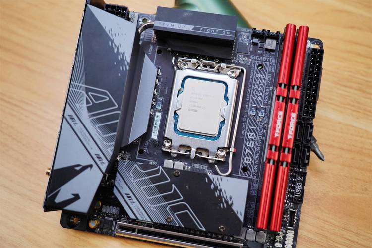 主板 PCB 布局与 AORUS 标识