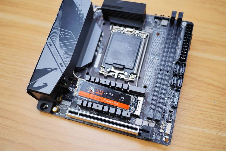 LGA 1700 CPU 插槽与主板规格细节