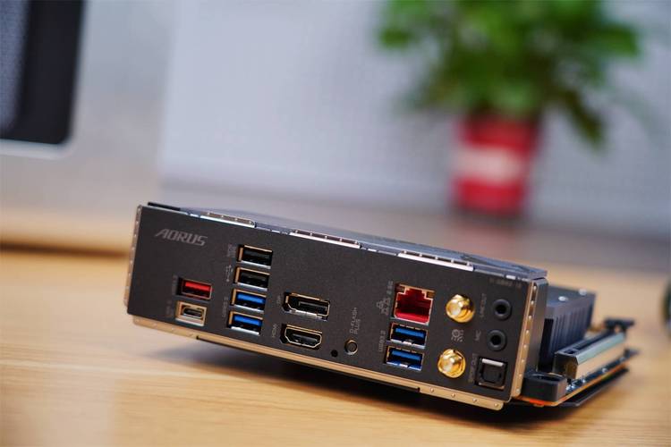 主板核心规格与内存插槽