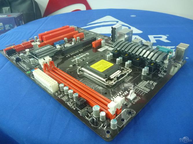 主板银色散热片设计