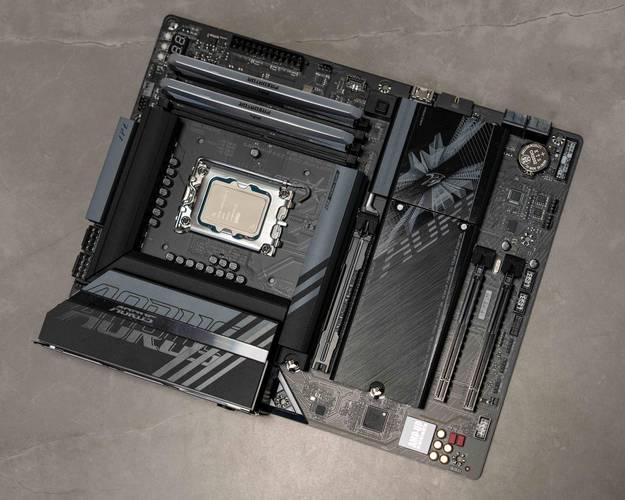 主板银色散热片细节