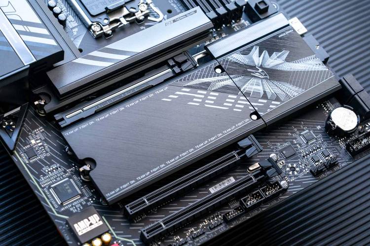 电脑CPU散热器与主板