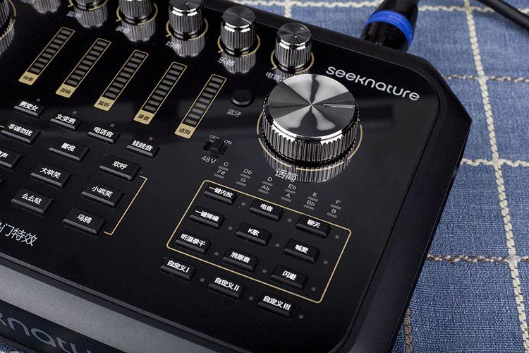 声卡控制面板特写，显示按钮和接口