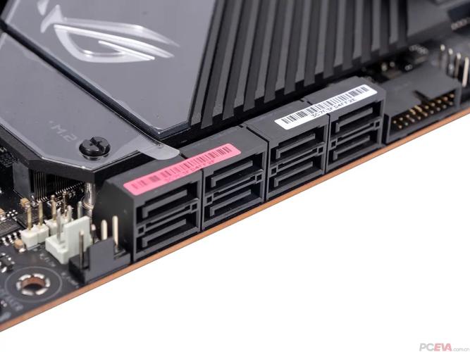 主板核心规格与插槽布局