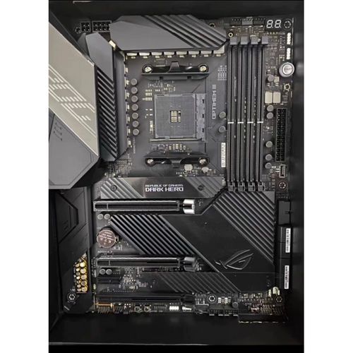 主板安装于机箱内