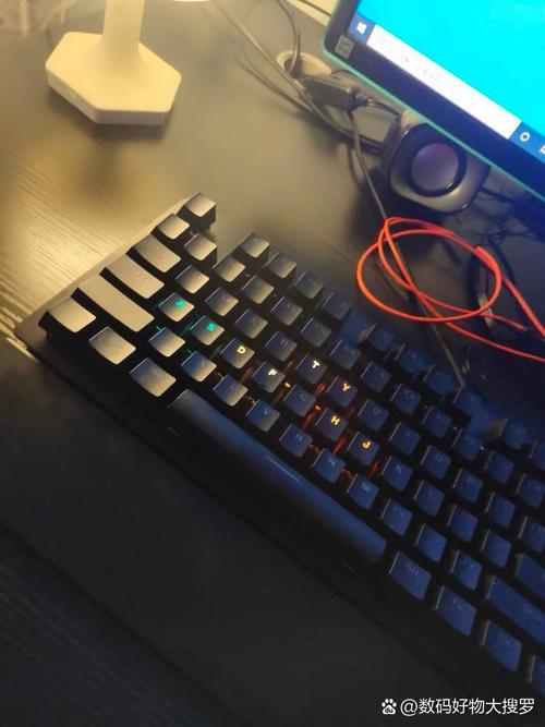 购物场景，展示键盘包装和价格标签