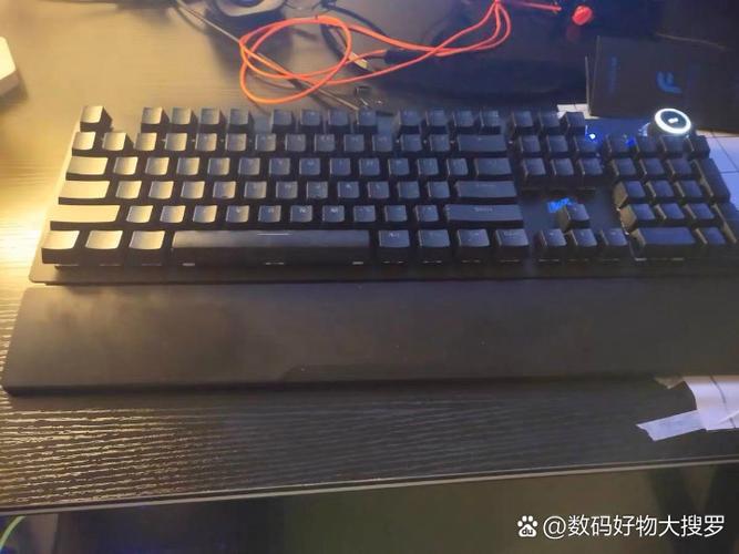 用户使用键盘进行办公或游戏