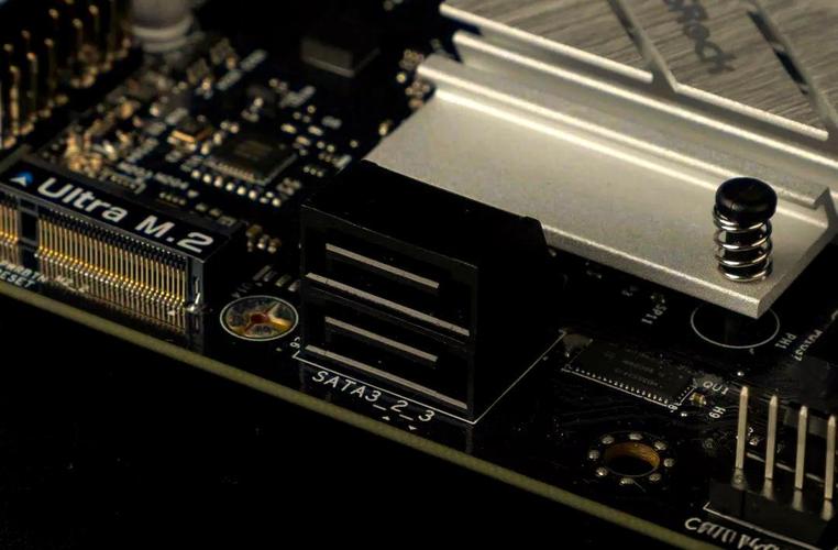 主板搭配 CPU 与显卡的性能表现