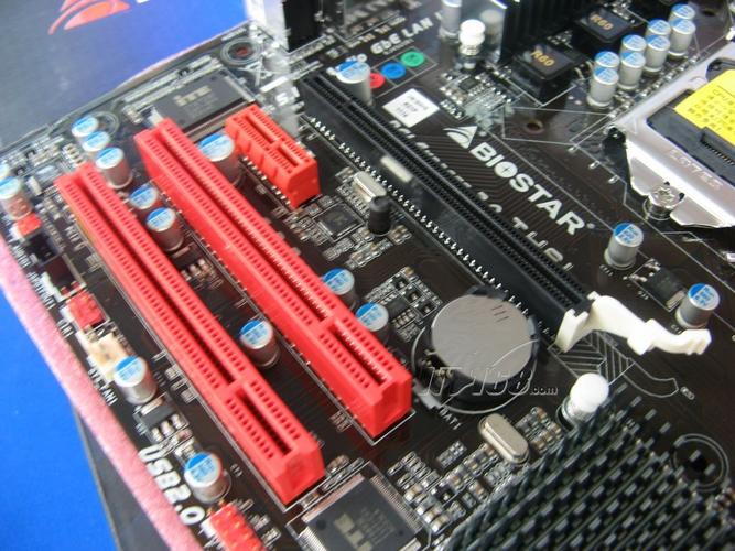 DDR3内存插槽特写