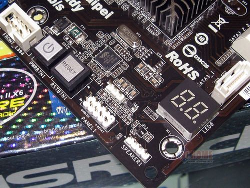 主板供电区与散热片细节